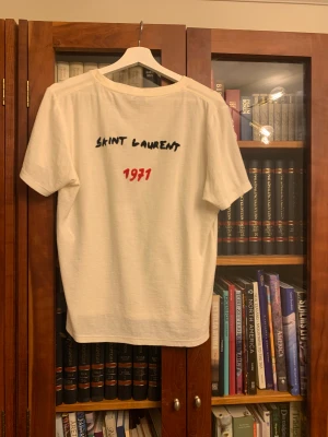 Saint Laurent T-Shirt - Ysl t shirt i toppskick! Storlek small, jäkligt snyggt Ysl ryggtryck.  Inga fläckar eller hål.   Pris 1200kr