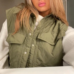 Väst - Säljer denna väst från hm💚 Såå snygg men har tyvärr inte fått användning för den. Skulle säga att den passar S-L beroende på vad man vill ha för passform, lite oversize⚡️