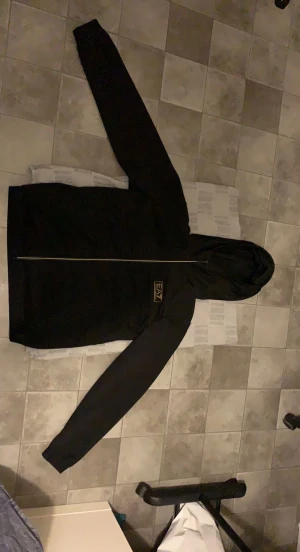EA7 zip upp äkta !! - Har används få tall gånger vill inte ha den. Äkta EA7 zip upp köptes av Boozt.com. Vill sälja själ användas inte  Pris kan diskuteras!!!