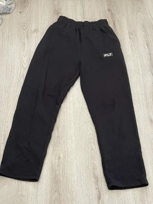 Plt byxor - Beställde dom här byxorna och de var för stora  Byxorna är oandvända  Storlek M Byxorna är stora i storleken 