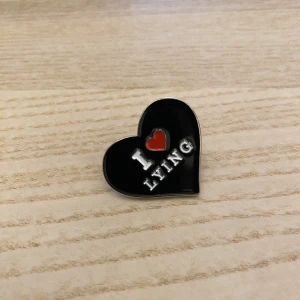 Badge - Super het Y2k badge Frakten tillkommer på 15kr  (skriv privat, klicka INTE på köp)