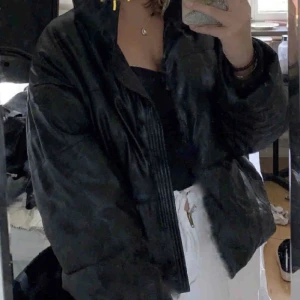 Jacka - Jacka från hm. Tror inte den finns kvar på hemsidan, knappt använd i nyskick!!💗