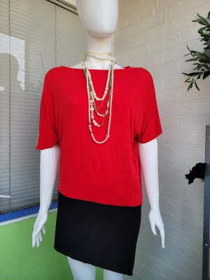 Riktigt snygg asymmetrisk tunika - Asymmetrisk, elegant tunika/klänning som är sydd på ett sätt för att dölja skavanker i siluetten. Dess material är elastiskt och anpassar sig efter kroppens form. Denna tunika är i perfekt skick. Jag välkomnar att köpa!