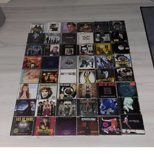 Cd skivor  - Syrran ville se vad folk vill offra för cd-skivorna 😭😭🙏💯