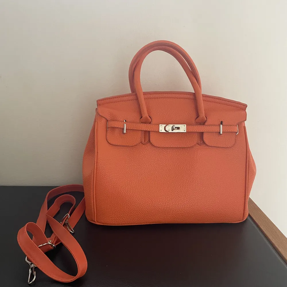 Intressekoll på min orangea birkin liknande väska! 🧡Riktig statement väska och av så bra kvalitet! Passar perfekt till skolan då man får plats med massa. Pris kan diskuteras, hör av er vid intresse 🧡🫶🏼. Väskor.