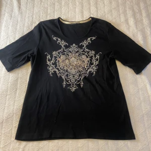 Fet tröja 🖤 - Fet tröja med tryck och rhinestones, ärmarna är lite längre än på en vanlig t-shirt men går att vika upp om man gillar det bättre, fint skick, storlek 42 vilket motsvarar en större M! <3 DM vid frågor osv! 