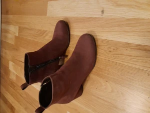 Ecco vinröd stövlett - Nyskick, använda en gång. Mycket bekväma. Stl 37. Nypris 1800 kr