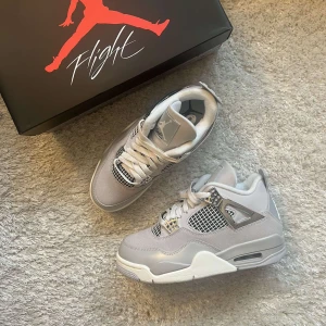 Air Jordan 4 “frozen moments” - Jordan 4 “Frozen Moments” 
 Send en Dm ved interesse eller spørsmål.
  Pris:
 💳3050,-
 
 Størrelser tilgjengelig: ✅37.5 
  Helt nye og ubrukte fra footlocker Boks og kvittering følger med
 —————————————————————— 