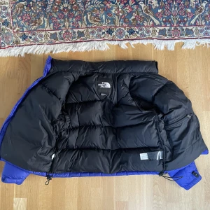 North Face jacka lila - Dam storlek L. Reglerbara spännen för handleder och höfter. Använd en höst/vinter