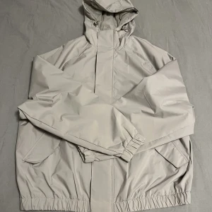 H&M jacka - Säljer en fet H&M regn och vind jacka i beige vit färg. Riktigt fet, nyskick.