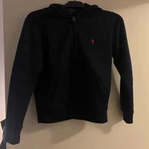 Oanvänd Ralph lauren hoodie - Inte använd då jag råkat dra bort prislappen och den va för liten, strl xs