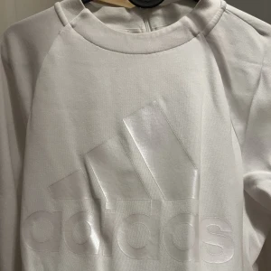 White Adidas sweatshirt  - Fin detalj helt ny 