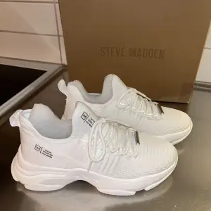 Helt nya och oanvända vita Steve Madden sneakers i storlek 41. 