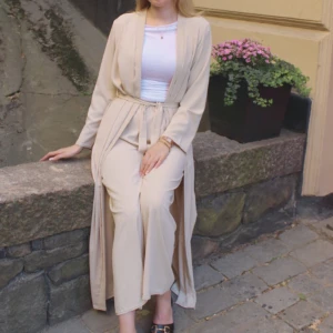 Set - Fint, classy set i beige/créme färgad. One size och går att stylea på olika sett, passar även bra till dig som söker något mer ”modest”🤍Ny, endast använd för fotografering (bilden som ni ser) Säljer för 699kr (i butik 799kr)