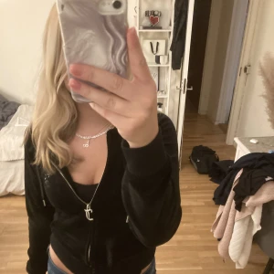 Superskön juicytröja!! - Säljer min superfina och jättesköna hoodie med dragkedja från juicy couture då det tyvärr inte är min stil längre🥰sparsamt använda och inga defekter, köpt för 1100 men säljer för 600. Skriv om ni undrar något🥰