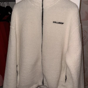 Vit teddyjacka - Vit teddyjacka ifrån collusion (köpt på ASOS) nypris är 400kr och den är använd ett fåtal gånger 💕 unisex storlek så den är väldigt stor i storleken så passar de flesta 