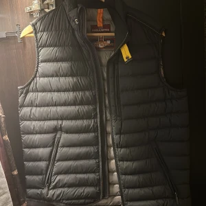 Parajumpers väst - En helt oanvänd parajumpers väst som inte kommer till användning.