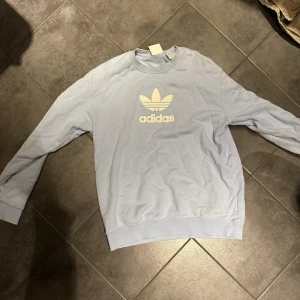 Blå tjocktröja Adidas originals🙏🏻 - Adidas original blå tjocktröja i storlek M. I nyskick😊
