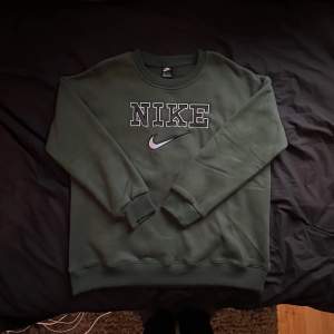 Säljer min Nike vintage hoodie / sweater i storlek L