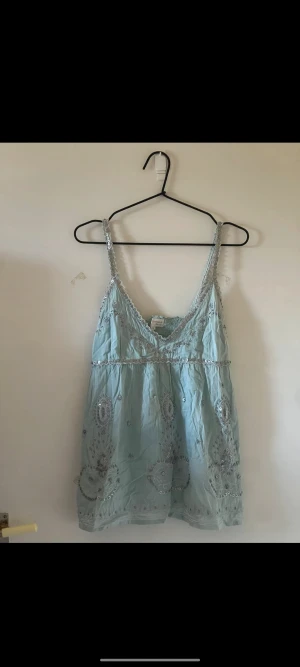 Paljettopp  - Topp som är så drömmig. Har paljetter och är i sen så fin färg😍🕺🕺