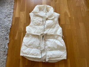 Väst vit/cremefärgad stl 34 oversize från Nelly  - Väst vit/cremefärgad stl 34 oversize från Nelly i bra skick 250 kr, köparen står för frakten 
