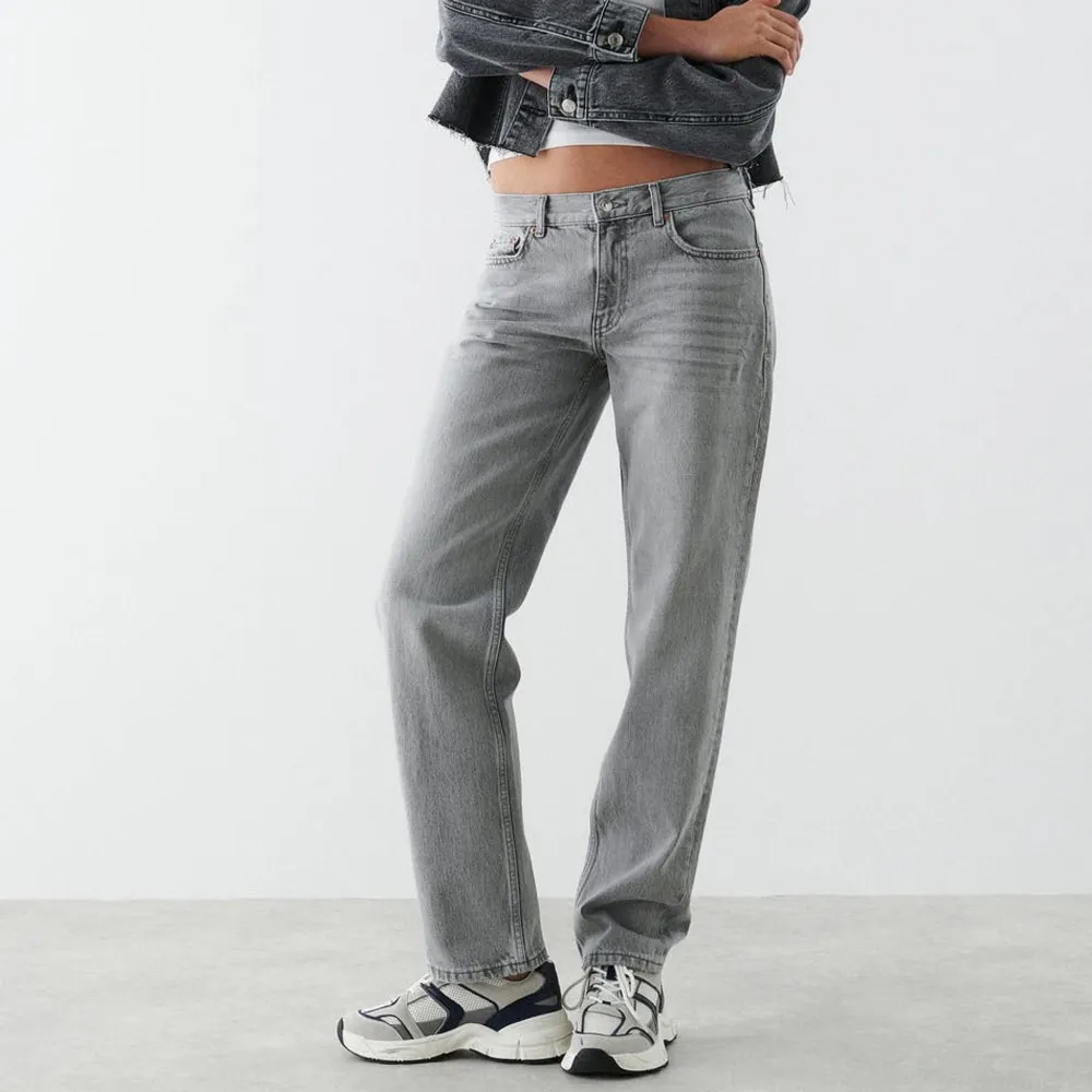 Super fina grå jeans från Gina Tricot! Sparsamt använda och är i fint skick. Skickar gärna fler bilder eller svarar på frågor privat☺️ Har möjlighet att mötas upp i Sigtuna/Märsta/Stockholm/Tyresö alternativt posta. Använd gärna köp direkt!. Jeans & Byxor.