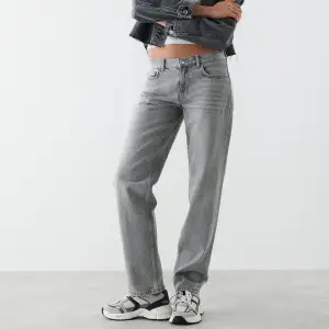 Super fina grå jeans från Gina Tricot! Sparsamt använda och är i fint skick. Skickar gärna fler bilder eller svarar på frågor privat☺️ Har möjlighet att mötas upp i Sigtuna/Märsta/Stockholm/Tyresö alternativt posta. Använd gärna köp direkt!