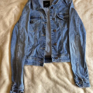 Jeansjacka - Använd fåtal gånger, legat ihopvikt därav lite skrynklig. Upplevs som något liten i storlek
