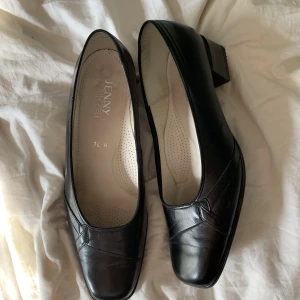 Kostymskor - Jättesöta trendiga kostymskor i utmärkt skick! Storlek 41,5