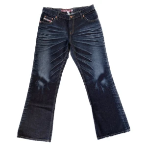 Jeans med cool wash - Så nice jeans! Tyvärr för korta för mig som är 175 med innerbenslängd 84. Strlk 32 står d. Mått; 40cm i midjan (mätt rakt över) och 78cm i innerbenslängd.