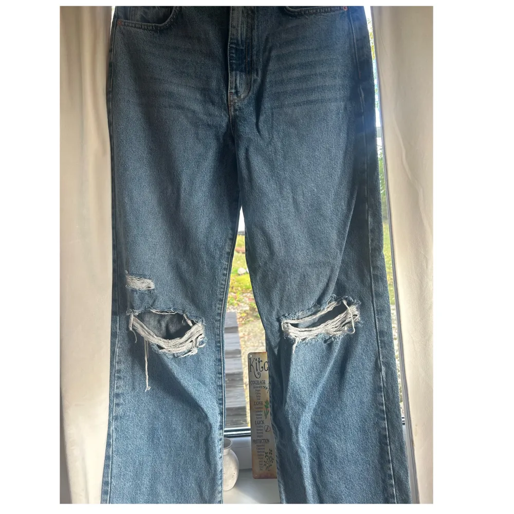 Säljer ett par Jeans från Gina tricot aldrig använda och prislappen sitter kvar. Säljer då de är för små. Köpta för 599kr men säljer för 350.. Jeans & Byxor.