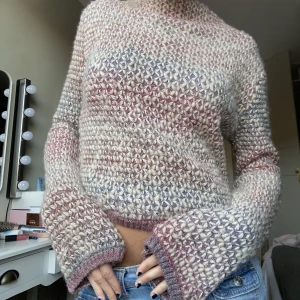 Stickad kofta - Så snygg unik stickad tröja, jättefina färger och lite glittrig🫶🏽
