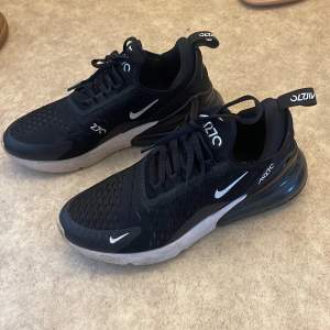 Säljer mina fina Nike air Max 270. Köpta för 1700kr på JDsports. Jättefina och inte sönder någonstans. 