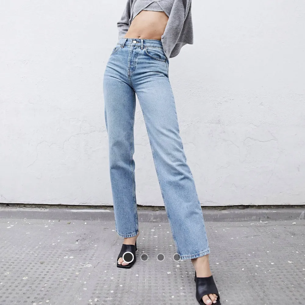 Säljer dessa midwaist jeans från Asos. Använda fåtal gånger så i fint skick!💓. Jeans & Byxor.