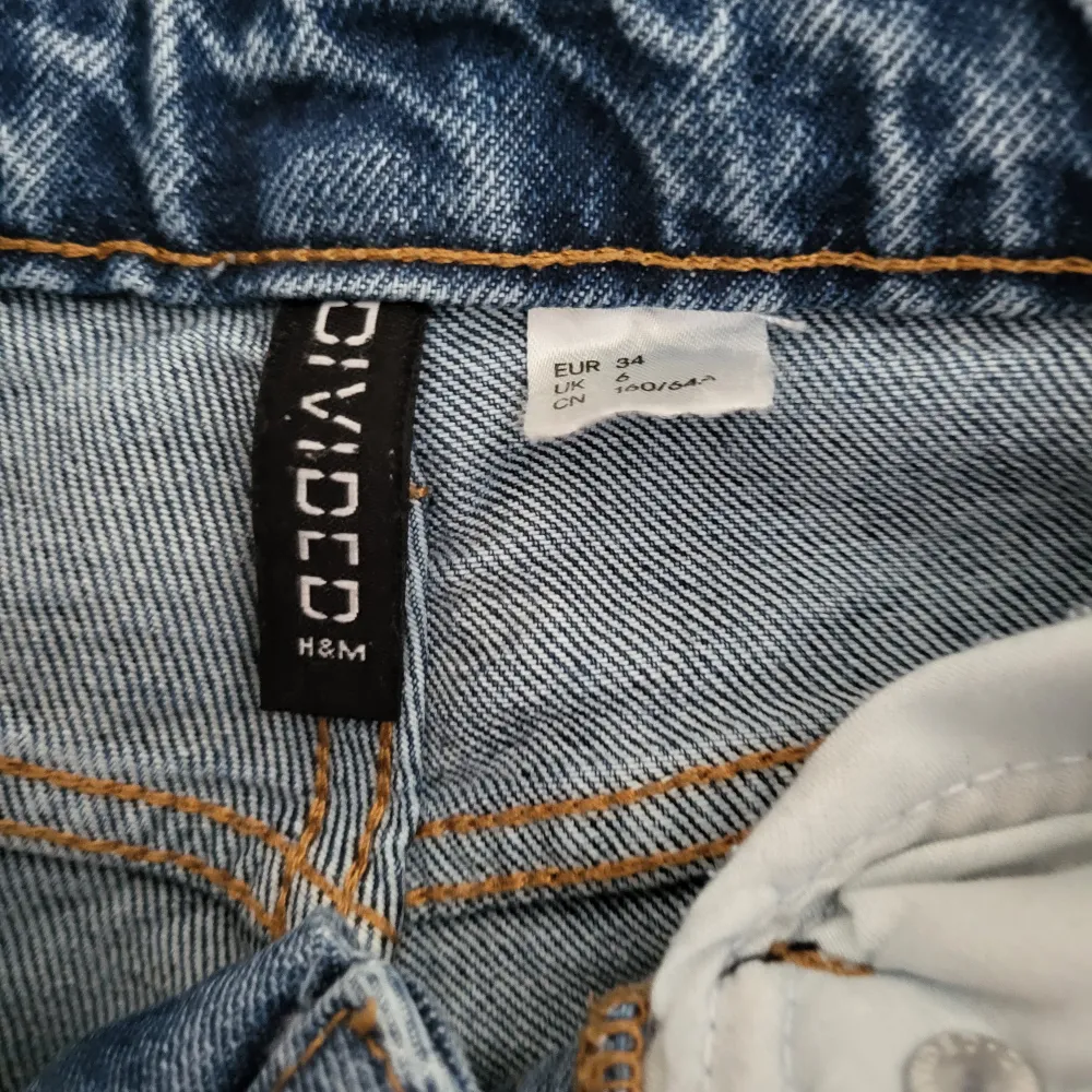 Jättefina jeans i bra skick💕 Perfekt inför sommar och höst💗 Det är hög midja på dessa💕. Jeans & Byxor.