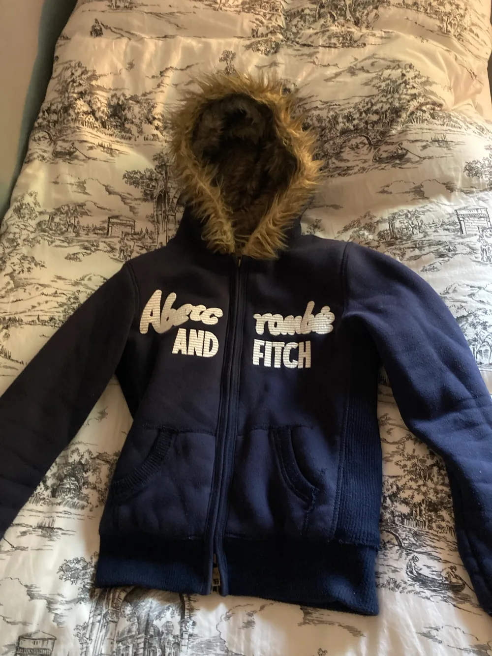 Super höstig mörkblå Zip Up hoodie från Abercrombie & Fitch med fodrad insida!💘 Saknad snören till huvan!. Hoodies.