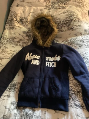 Höstig mörkblå Zip Up hoodie från Abercrombie & Fitch - Super höstig mörkblå Zip Up hoodie från Abercrombie & Fitch med fodrad insida!💘 Saknad snören till huvan!