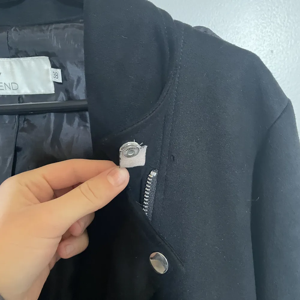 Jacka i sammetsmaterial från NLY trend i storlek 38. Den ena knappen har lossnat från själva jackan men det går att fixas. Jackor.