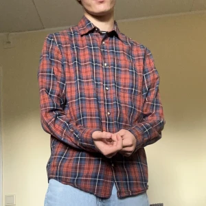 Skjorta - Hampton Republic - Hampton republic skjorta med vinrött och mörkblått mönster. Prima skick 