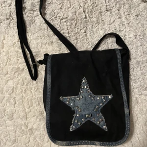 Väska - använder aldrig, enbart använd en gång💗 rymmer mer än vad man tror:) en av nitarna är lösa, kan fixa innan om så önskas 