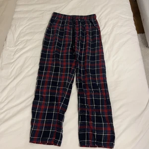 Pyjamasbyxor  - Säljer dessa pyjamasbyxor från Womens secret, köpta utomlands för ca 2 år sedan. Rutiga, bilderna visar färgen bra! 🩷 storlek M men skulle säga att de passar både S och M! 