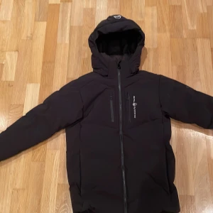 Sail racing vinterjacka - Tjena jag säljer nu en sail racing vinterjacka sol är i toppenskick då den bara använts ett fåtal gånger. Storlek: 160 Färg: Svart Köptes för 2999kr