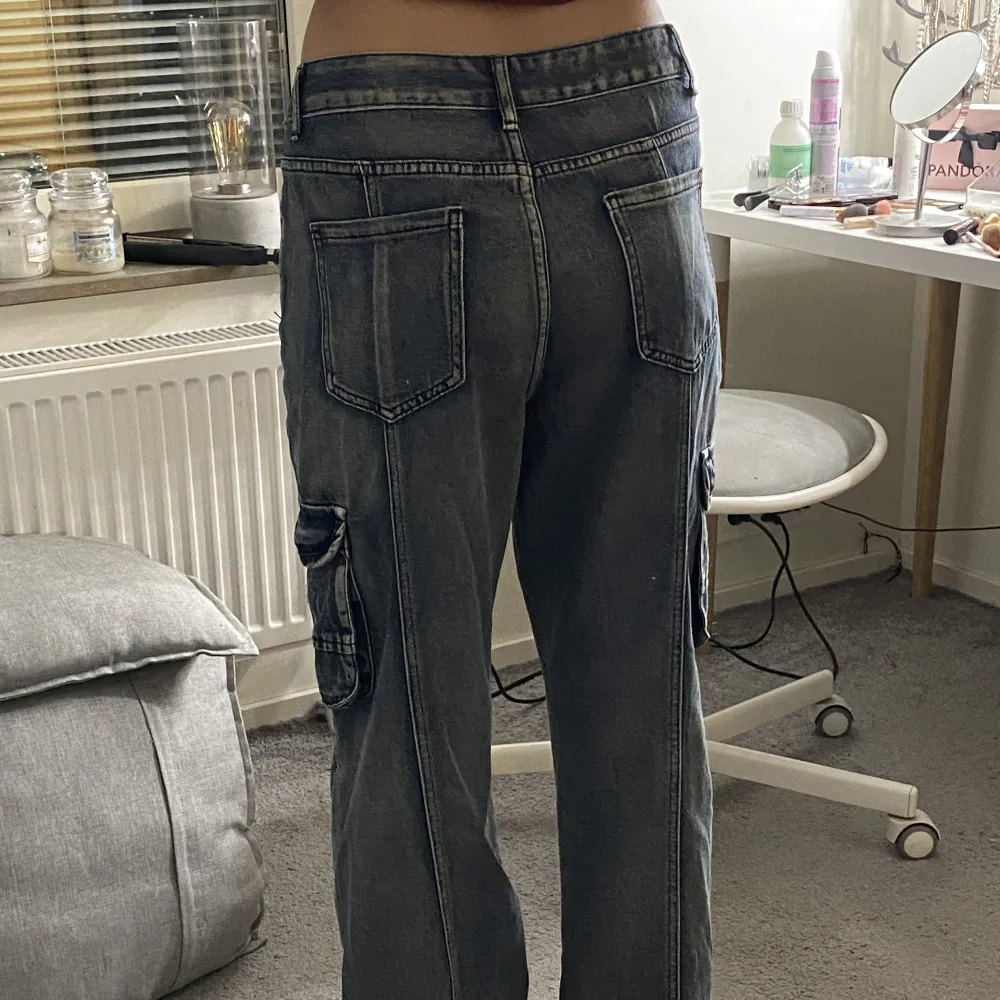Skit snygga low waist jeans, tjejen på bilden är 170 cm lång. Helt oanvända, inköpta för 600kr. Säljer för att de är för små :). Jeans & Byxor.