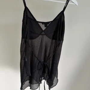 Topp - Supersöt topp med knytning bak 