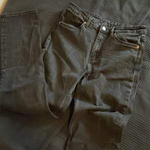 Jag säljer mina svarta jeans, de är mid waist och raka i benen. De är från monki och kostar 500kr nypris. Jag köpte de och har använt få gånger. De är storlek 28 men är som S/36/38
