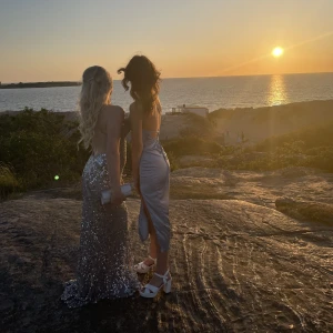 Dressroom Linné Balklänning  - Säljer nu min otroligt fina balklänning. Väldigt fint skick och försiktigt använd🤍 Justerbara band.  Pris kan diskuteras.