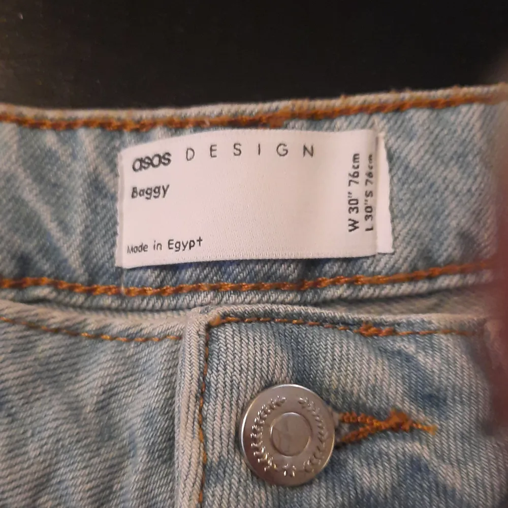 Ett par baggy byxor som har aldrig varit använda med till och med lapp kvar. Orginal pris 600kr.. Jeans & Byxor.