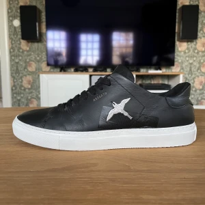 Arigato skor - Ett par arigato skor i extremt bra skick. Dustbag och box ingår. Skriv vid frågor!!