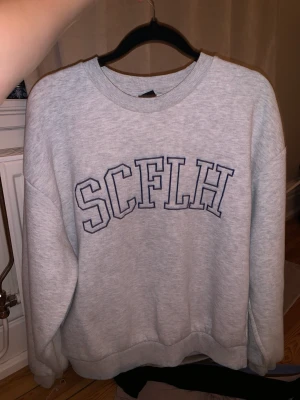 Sweatshirt med tryck - Som ny