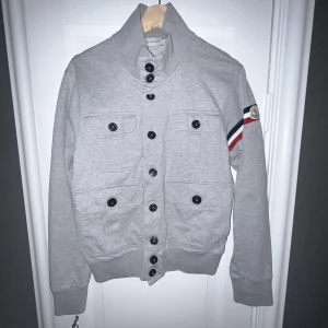Moncler Overshirt  - Moncler Overshirt // Skick: 10/10 // Köptes på Garmsmarket och användes 1-2 gånger, sitter inte som jag vill // Skriv ifall ni har några frågor